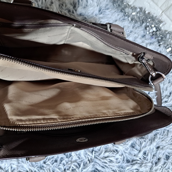 Micheal Kors Large Saffiano Satchel - Picture 2 of 6